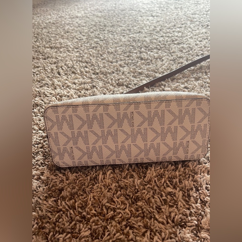 Michael Kors Jet setter purse